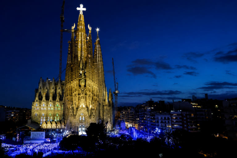 Após 144 anos, a Sagrada Família finalmente toca o céu de Barcelona