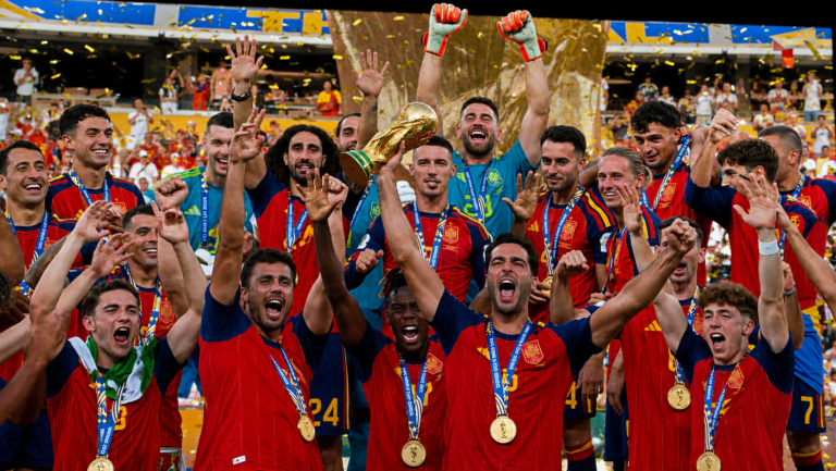 Espanha é bicampeã mundial e cala a Argentina de Messi