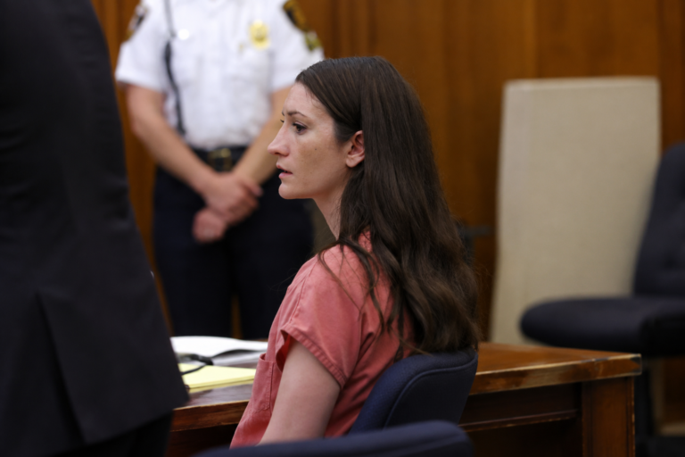 O caso Lindsay Clancy: um julgamento que envolve saúde mental, responsabilidade penal e a morte de três crianças