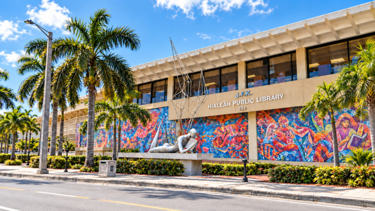Hialeah aprova US$ 8 milhões para transformar parte da JFK Library em museu; moradores protestam