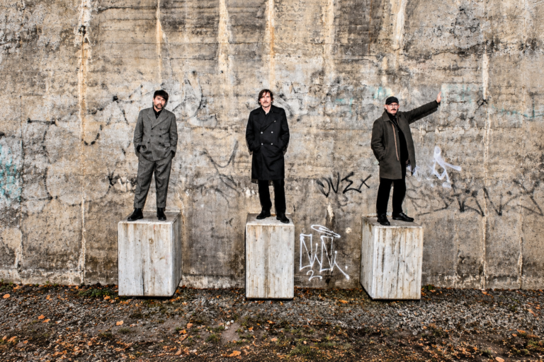 Peter Bjorn and John encerram em Miami a turnê de 20 anos de “Writer’s Block”